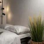 Air Apartment 106