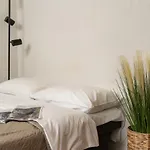 Air Apartment 106